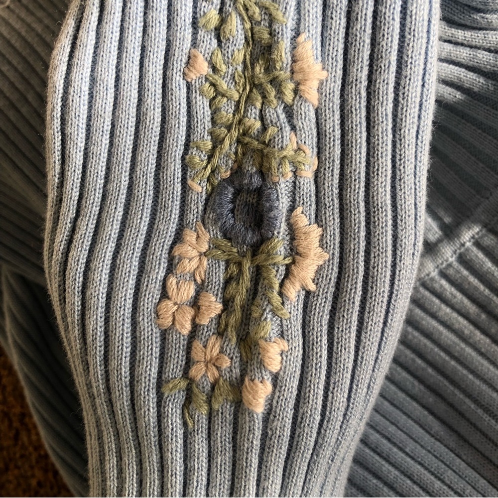 Vintage Cotton Turtle neck Rib sweater- romantic flower embroideries on sleeves - Picture 9 of 10